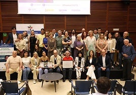 Foto de familia de víctimas de ETA junto al equipo de la película 'La infiltrada'.