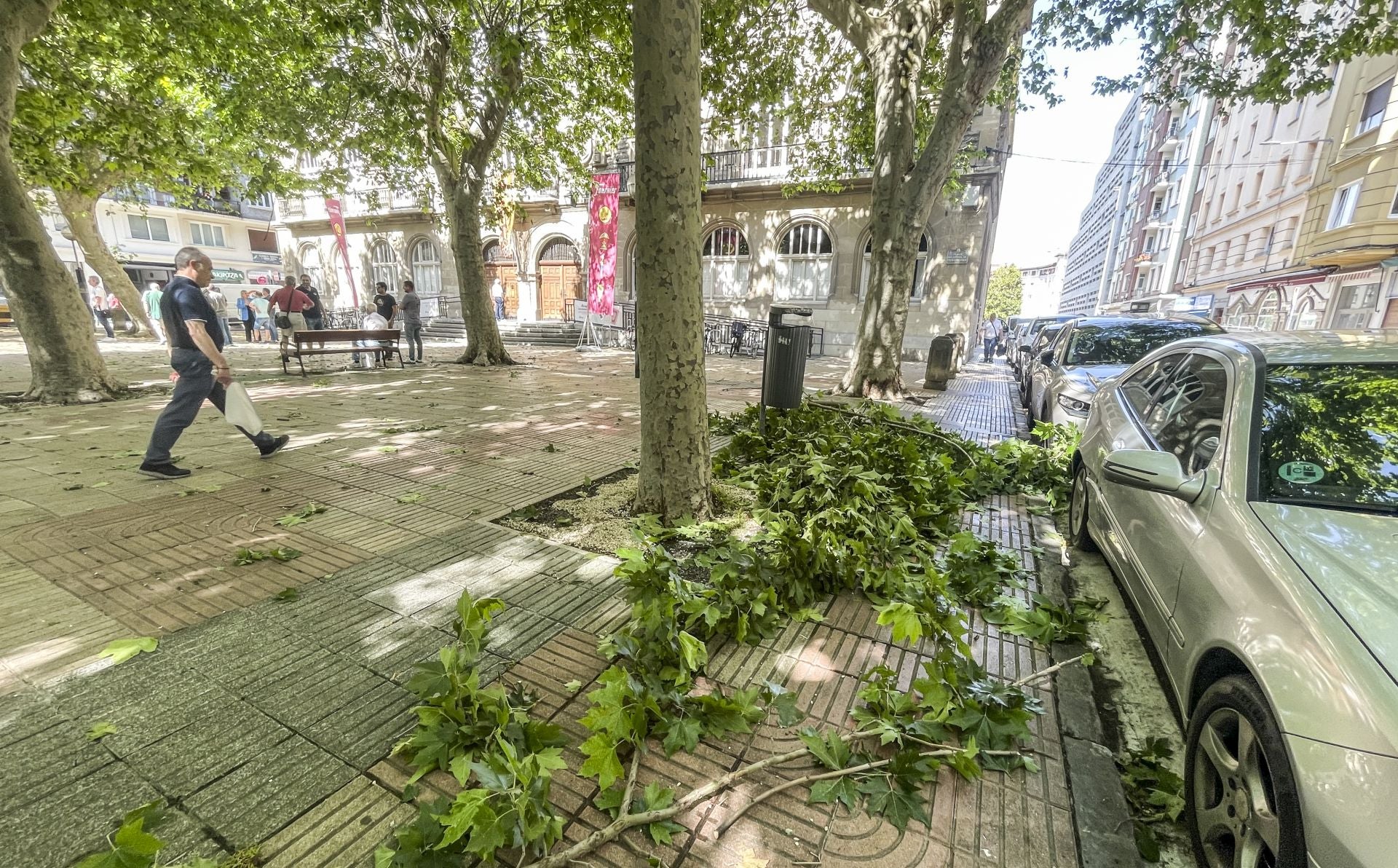 Vitoria retira los daños de la tormenta del viernes con la amenaza de más trombas este sábado