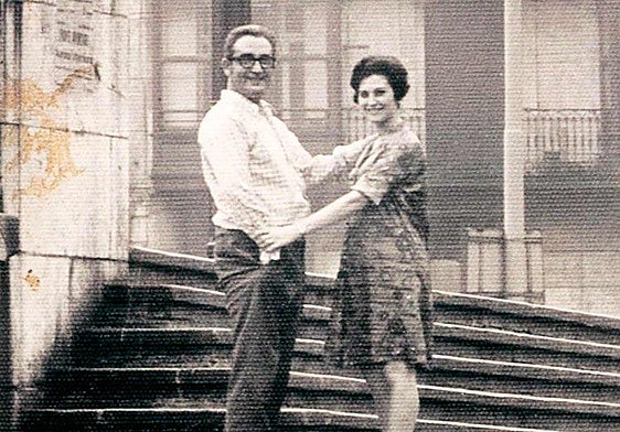 El escritor y su esposa Meli Esteban, en las escalinatas de la plaza del Arriaga en 1962.