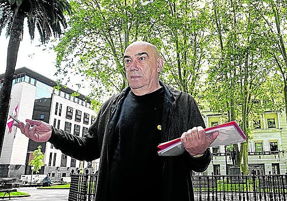 Xabier Monasterio explica la infancia de Aresti en los jardines de Albia, donde estaba su colegio.