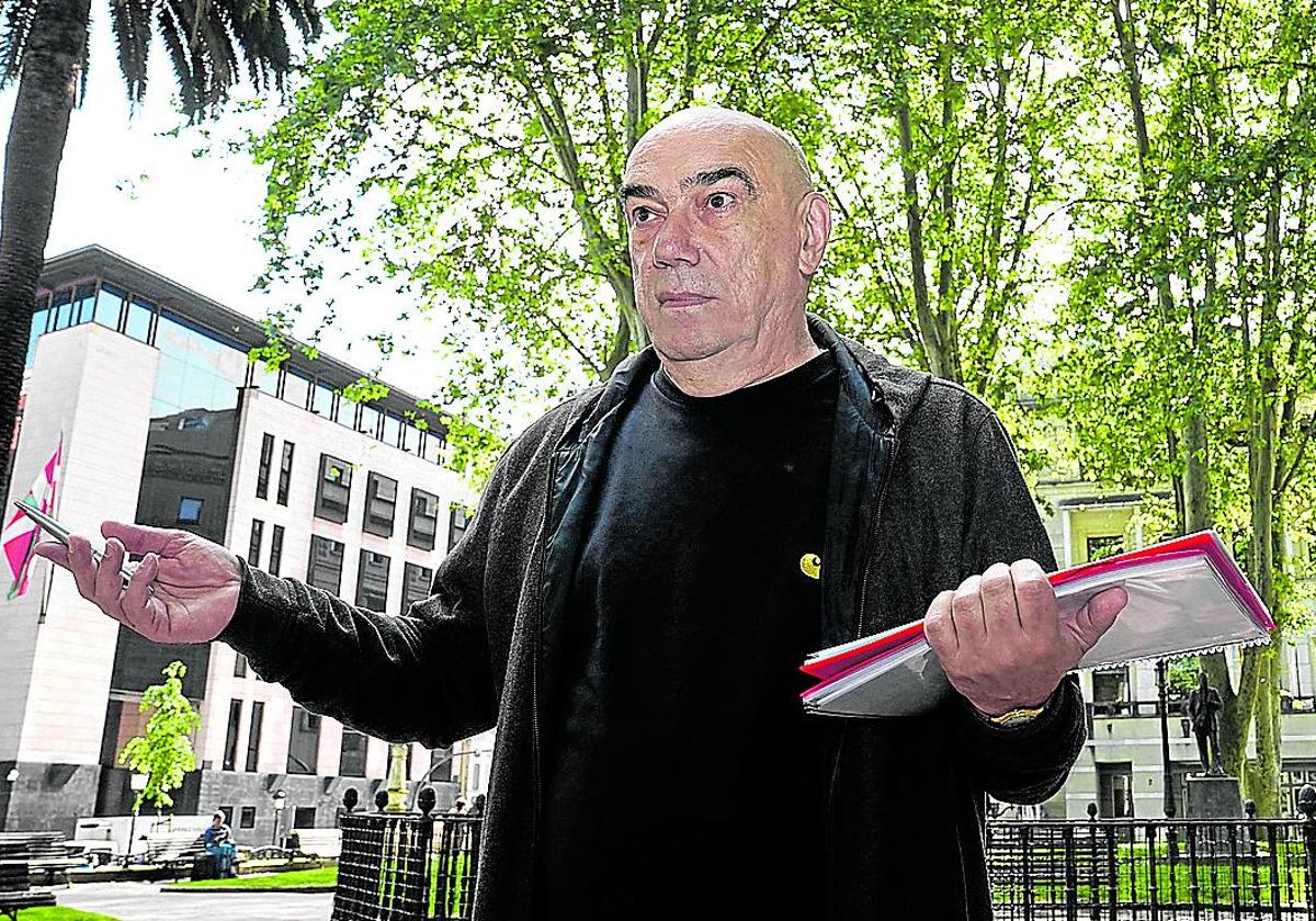 Xabier Monasterio explica la infancia de Aresti en los jardines de Albia, donde estaba su colegio.