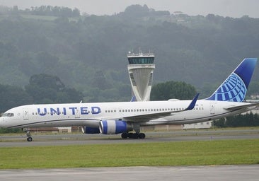 EL CORREO a bordo del primer vuelo Nueva York-Bilbao: 147 pasajeros y suena 'La Macarena'