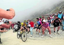 Yates sube el tramo de tierra del Colle Delle Finestre jaleado por una multitud.