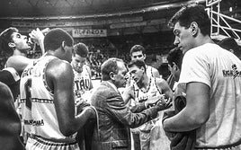Herb Brown dirigió al Baskonia que ganó por primera vez una serie de play off a los blancos en el curso 90-91.