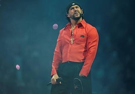 El artista Bad Bunny durante un concierto.
