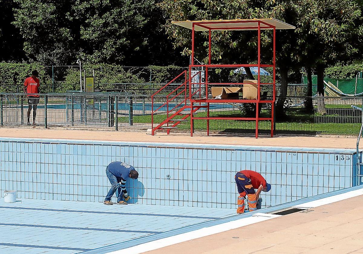 Deportes pide sumar dos trabajadores para salvar el verano en el polideportivo de Miranda