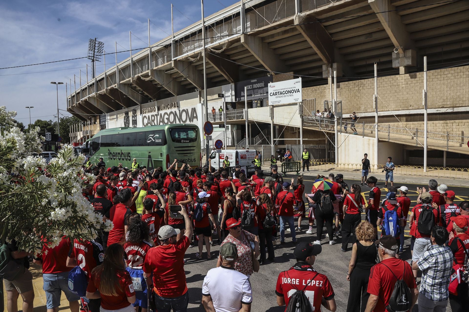 La afición del Mirandés recibe a los jugadores en el estadio Cartagonova