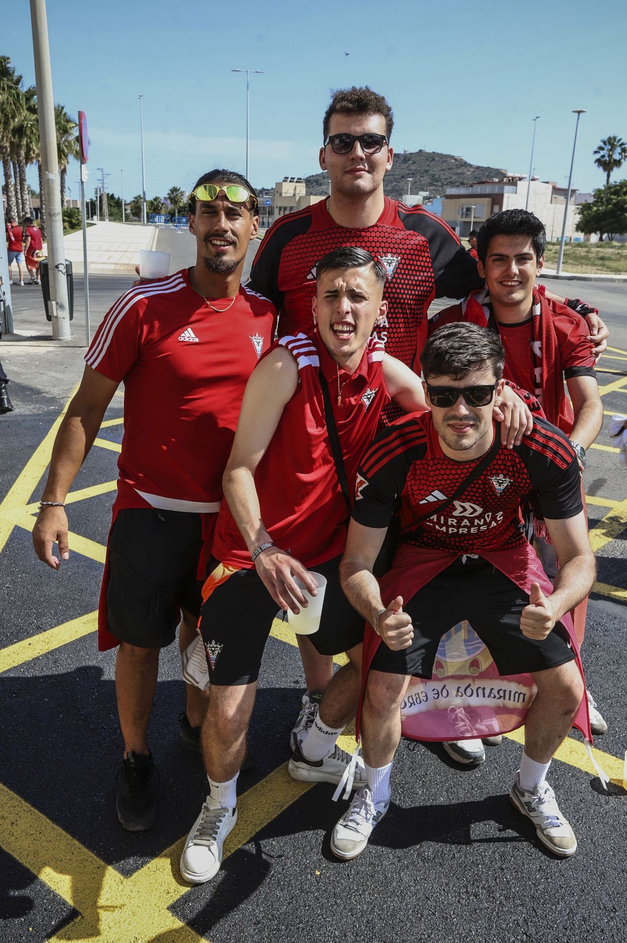 La afición del Mirandés recibe a los jugadores en el estadio Cartagonova