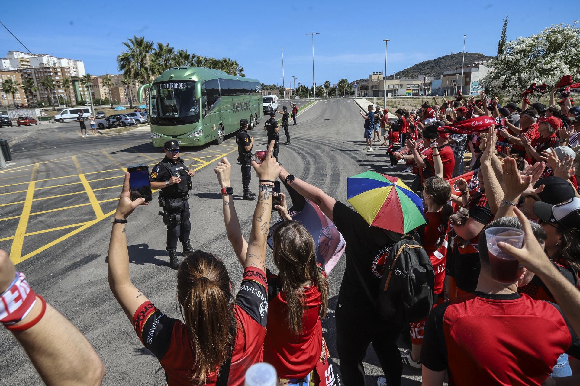 La afición del Mirandés recibe a los jugadores en el estadio Cartagonova