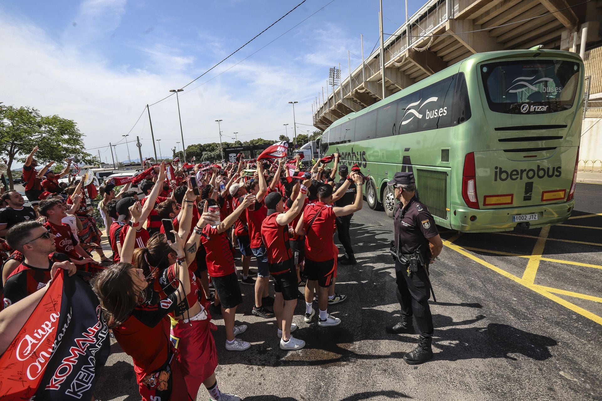 La afición del Mirandés recibe a los jugadores en el estadio Cartagonova