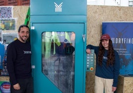Juanjo Torres y Naia Espinosa posan junto a la máquina de secado de trajes de neopreno, origen de su 'startup' Dryfing.