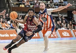 Trent Forrest saca ventaja en su mano a mano con Ingus Kakovics, del Leyma Coruña.