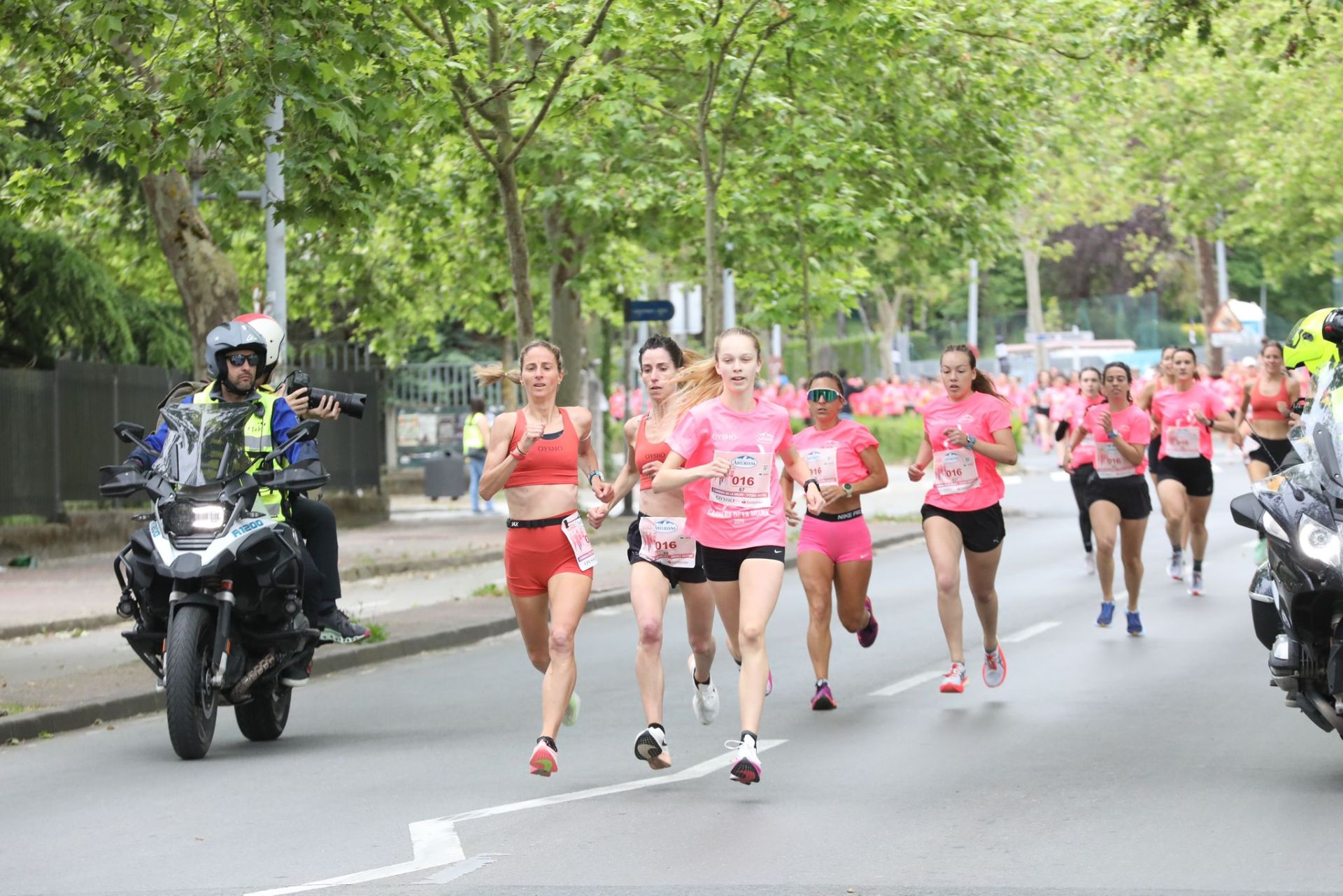 Una marea de 3.000 mujeres contra el cáncer recorre Vitoria