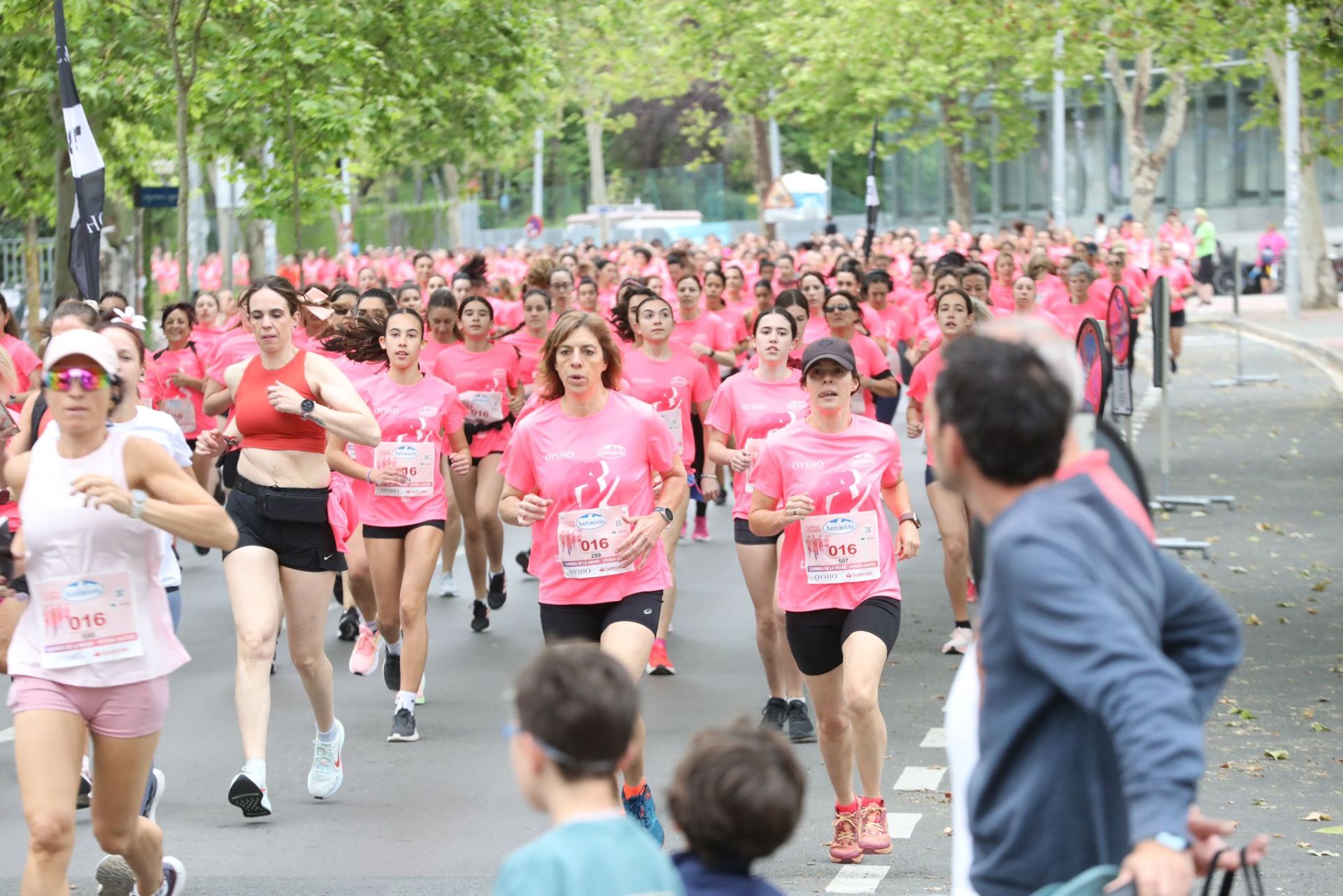 Una marea de 3.000 mujeres contra el cáncer recorre Vitoria