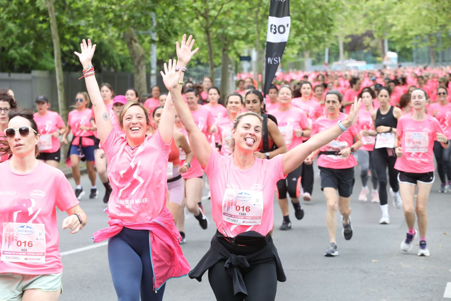 Una marea de 3.000 mujeres contra el cáncer recorre Vitoria