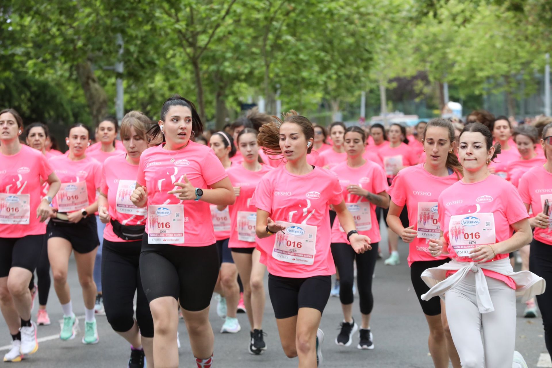 Una marea de 3.000 mujeres contra el cáncer recorre Vitoria