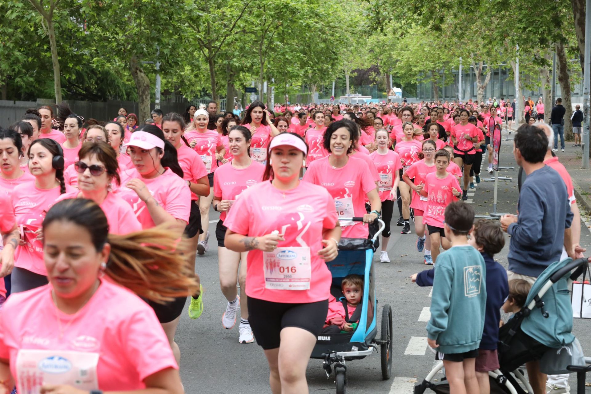 Una marea de 3.000 mujeres contra el cáncer recorre Vitoria