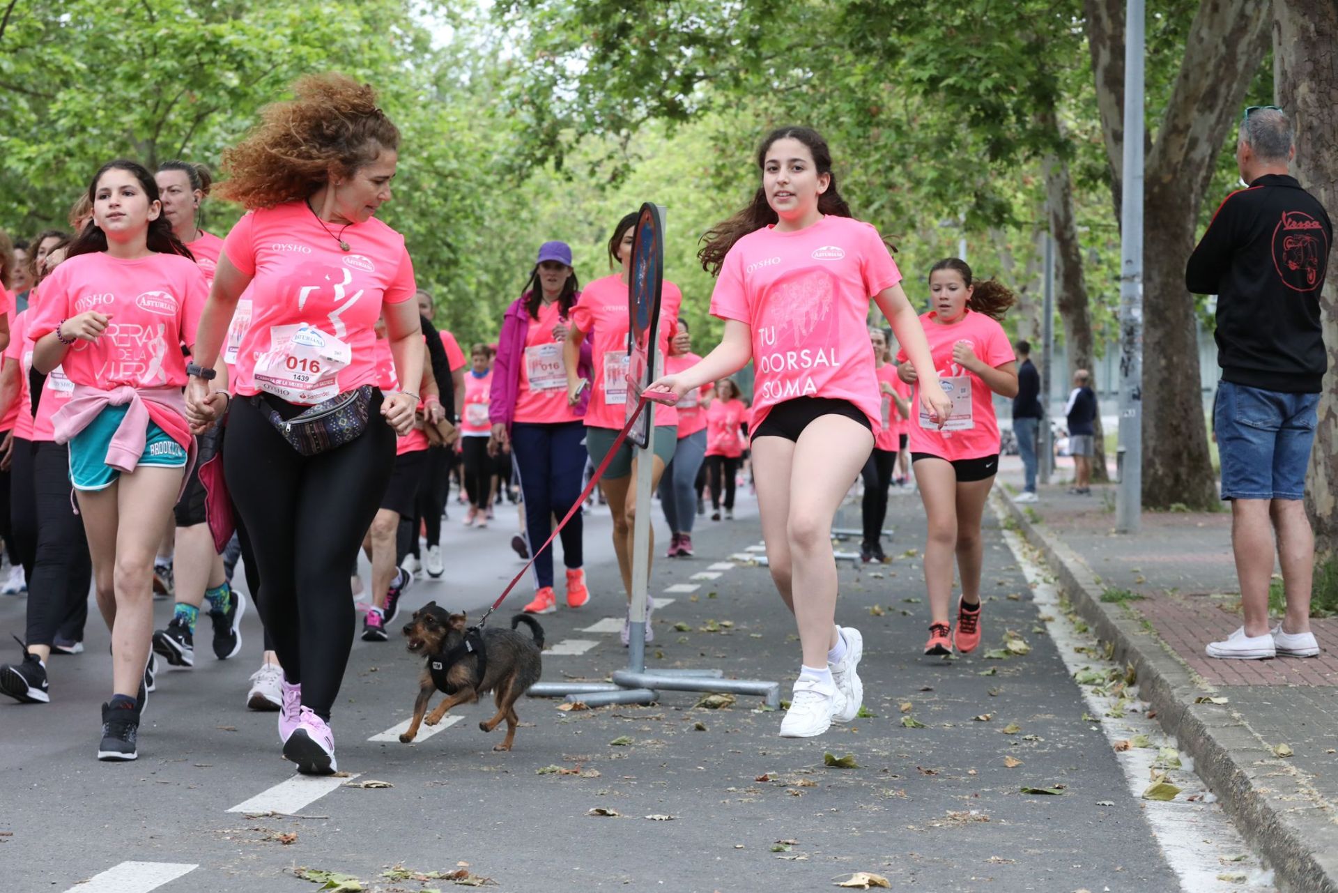 Una marea de 3.000 mujeres contra el cáncer recorre Vitoria