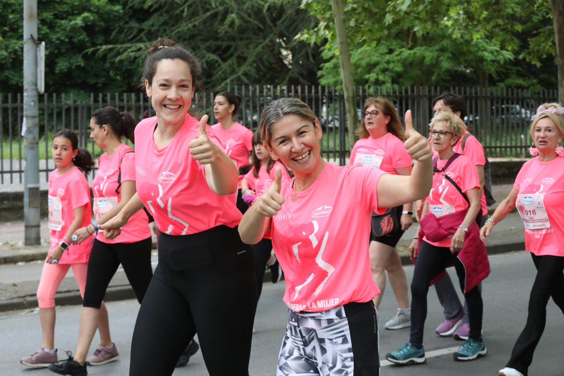 Una marea de 3.000 mujeres contra el cáncer recorre Vitoria