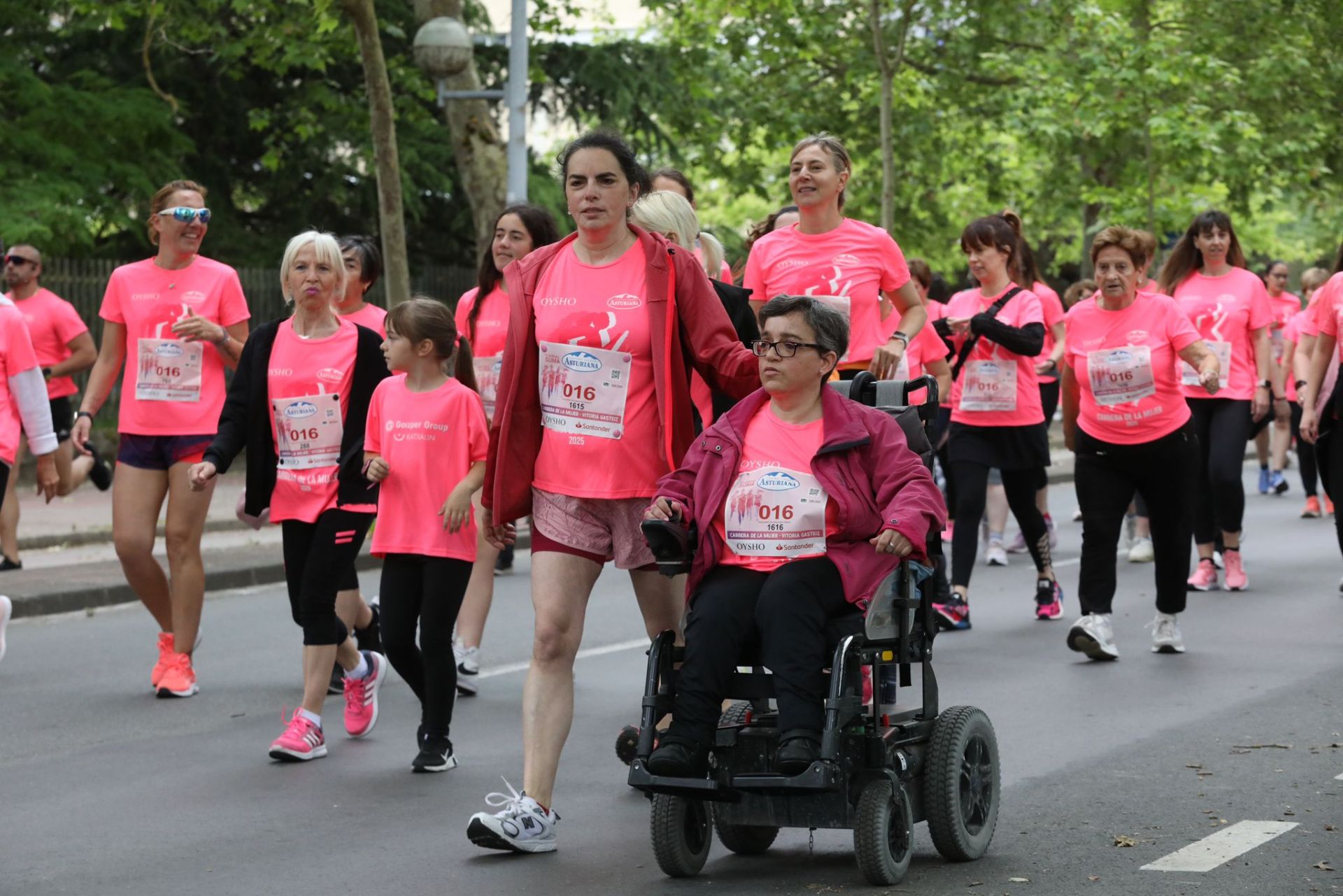 Una marea de 3.000 mujeres contra el cáncer recorre Vitoria