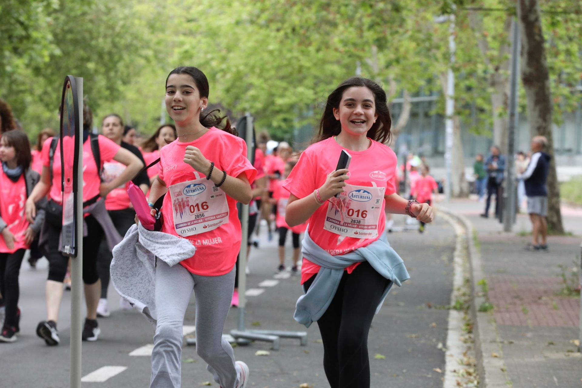Una marea de 3.000 mujeres contra el cáncer recorre Vitoria