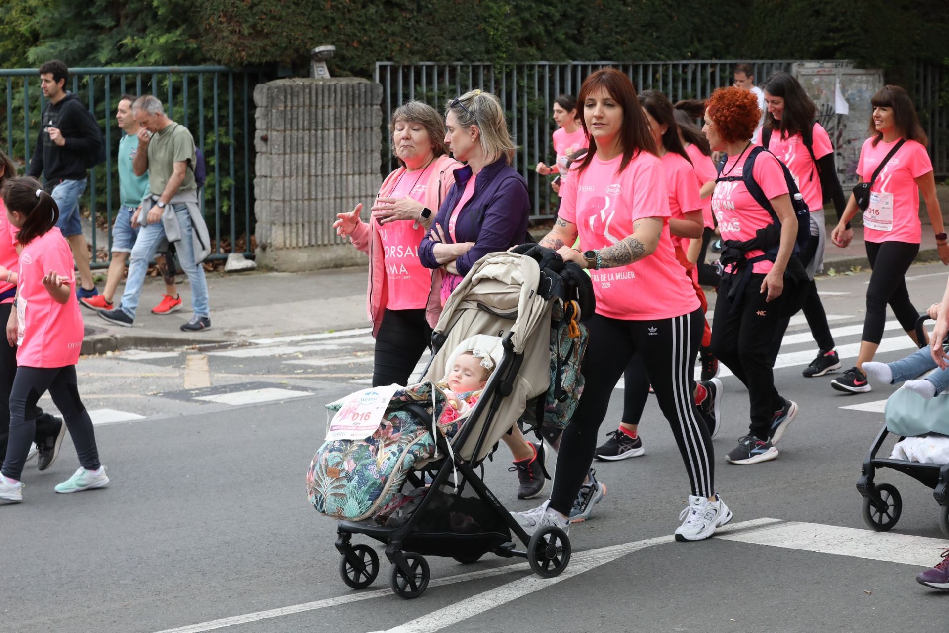 Una marea de 3.000 mujeres contra el cáncer recorre Vitoria