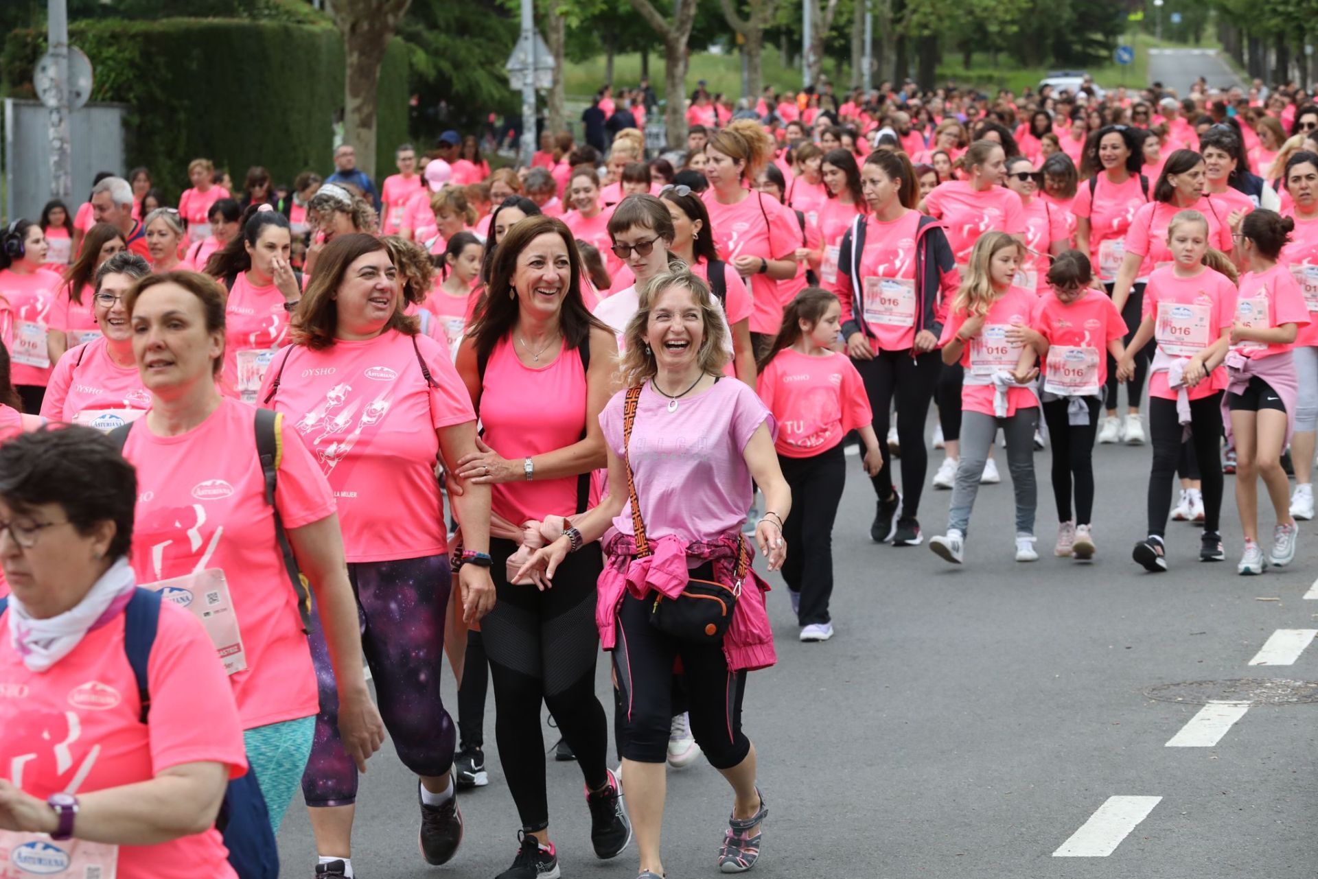Una marea de 3.000 mujeres contra el cáncer recorre Vitoria