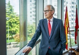 José Luis Núñez mira por el ventanal de su nuevo despacho en el Palacio de Justicia.