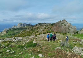 Una familia de montañeros camina por la Sierra de Cantabria.