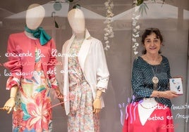 «Las páginas en cristal -los versos escritos en escaparates- gustan muchísimo», destaca la escritora y directora del festival.