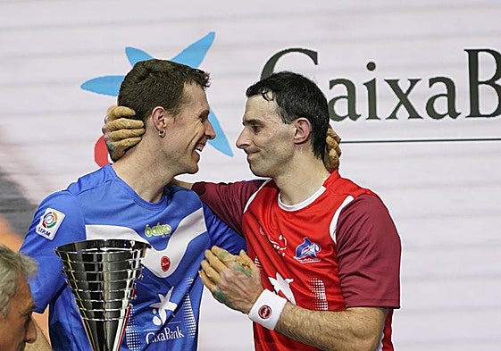 Altuna y Artola, grandes amigos, se abrazan en la entrega de premios.