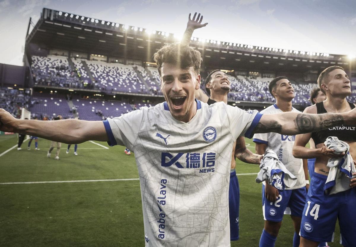 Blanco celebra la permanencia lograda por el Alavés en Valladolid.