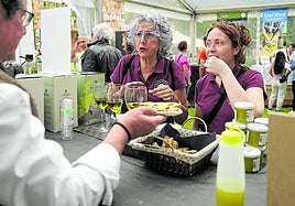 Los visitantes degustaron pintxos y probaron el aceite virgen extra cultivado en Sierra Mágina, en Jaén.
