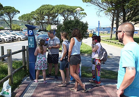Usuarios pagando el aparcamiento en el parking de la playa de Gorliz