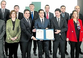 El lehendakari Imanol Pradales junto a representantes de las entidades financieras firmantes de la Alianza Financiera Vasca (AFV) el pasado mes de marzo en la Bolsa de Bilbao.