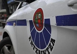 Cuatro ertzainas heridos en un accidente en Bilbao de camino a atender la agresión de un hombre a su pareja