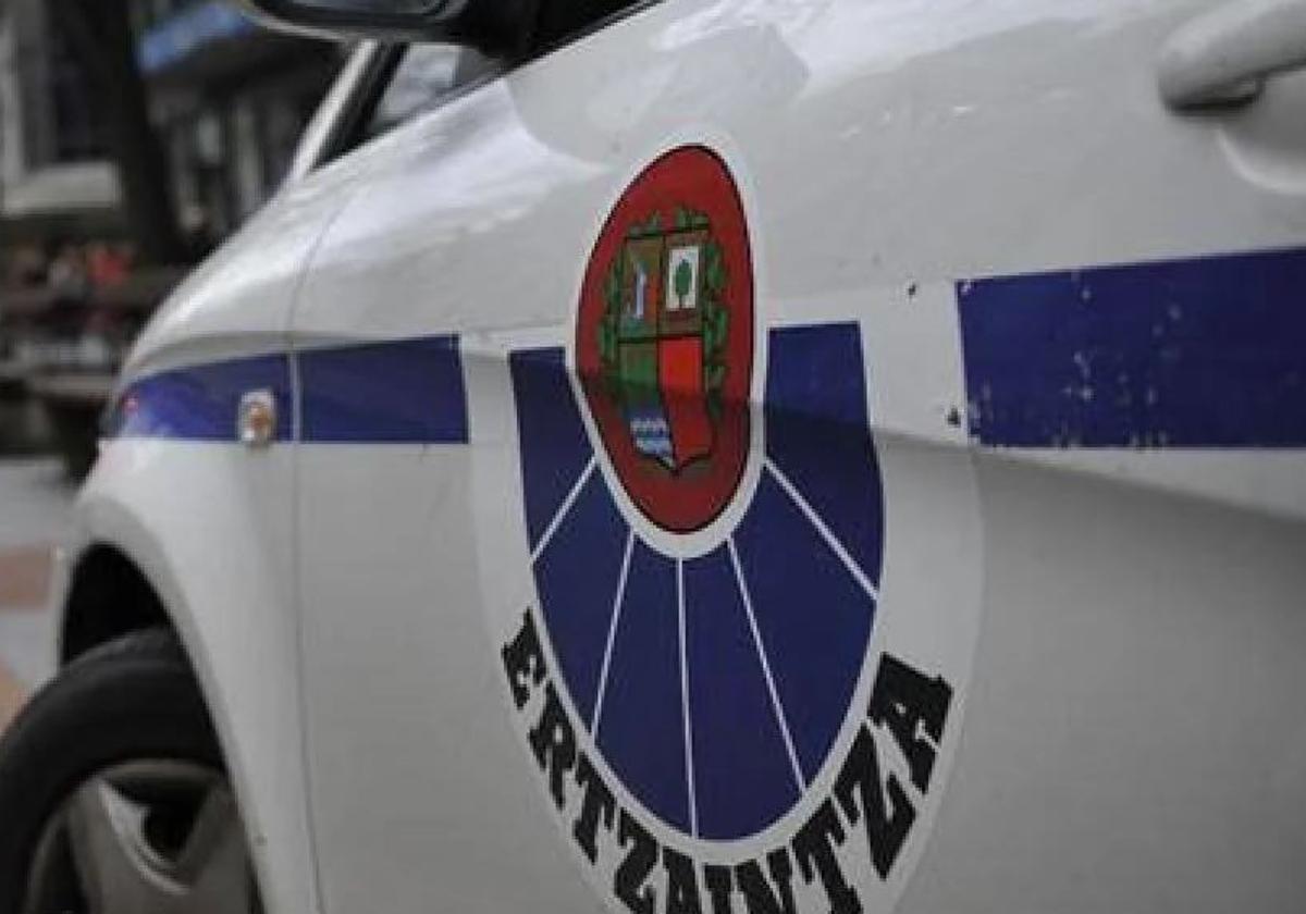 Cuatro ertzainas heridos en un accidente en Bilbao de camino a atender la agresión de un hombre a su pareja