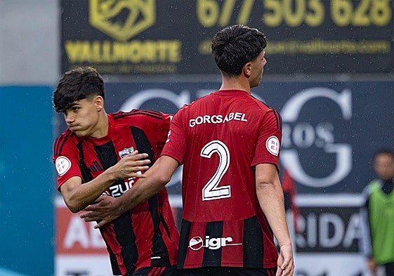 Íñigo Oteo salta al campo en su debut con el Arenas en Segunda RFEF.