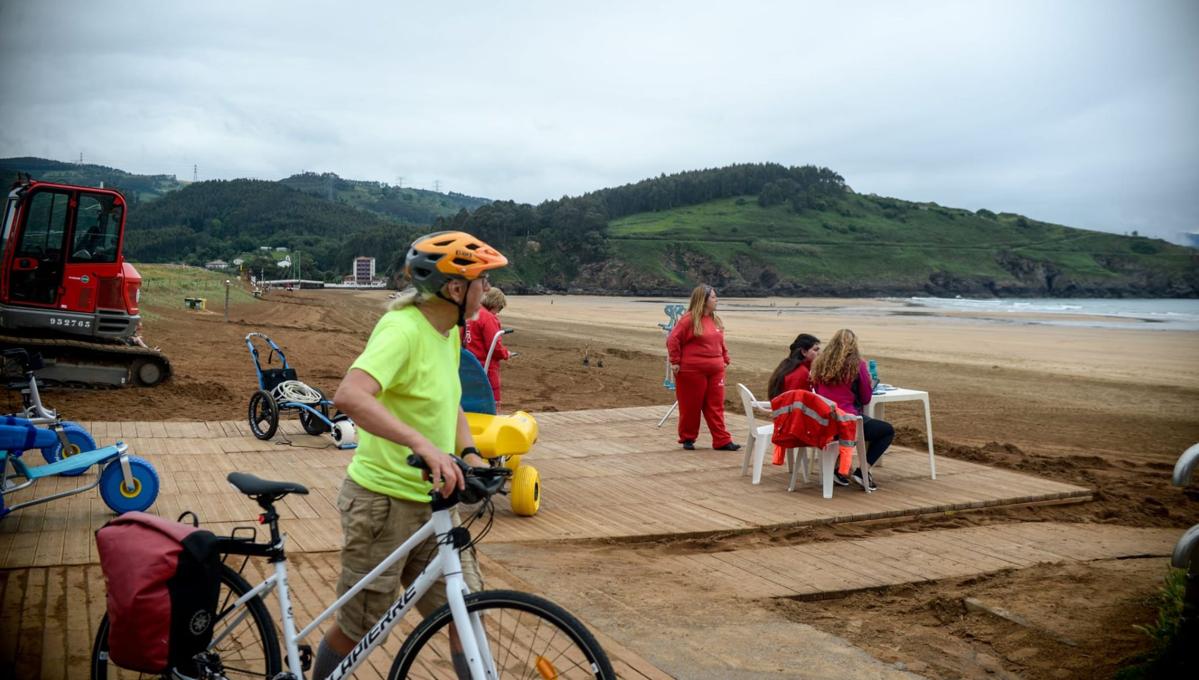 El primer día de la temporada de playas se ha presentado muy gris.