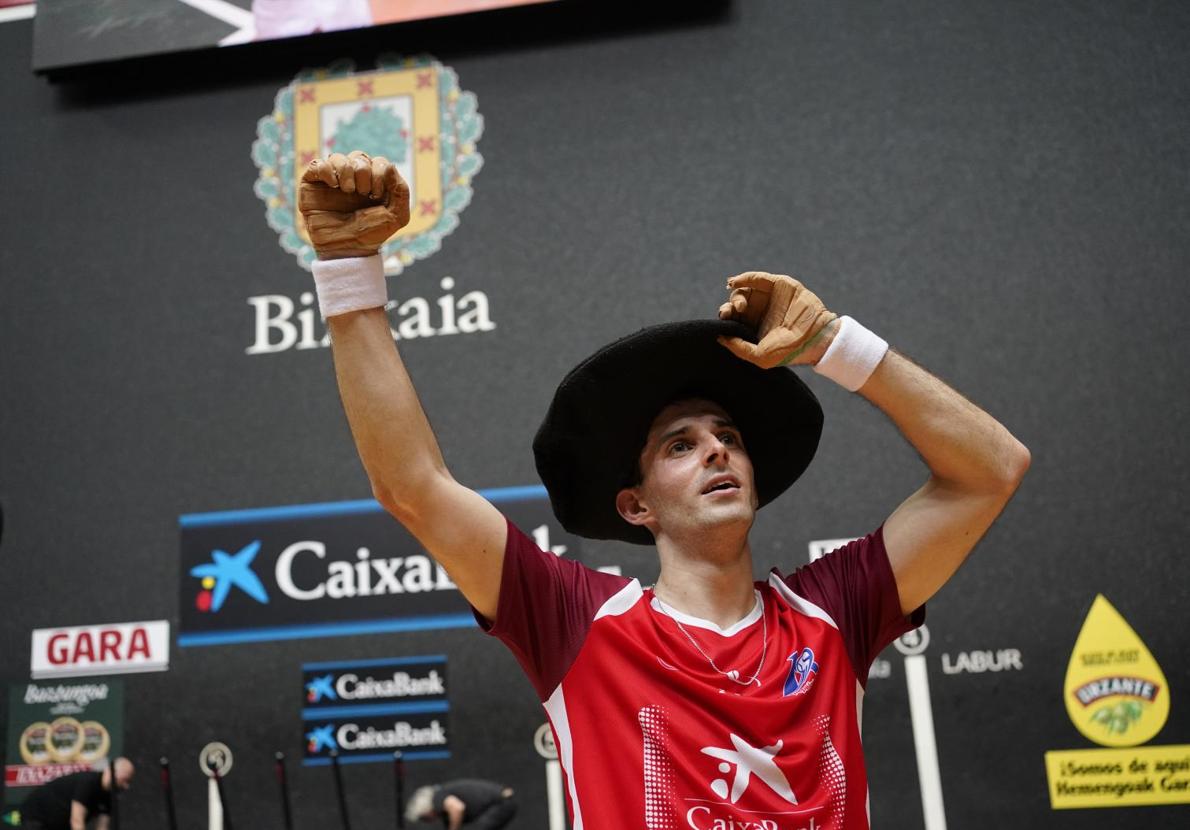 Altuna, puño en alto, con la txapela de vencedor.