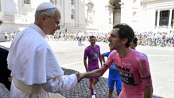 Simon Yates, el gemelo que nació cinco minutos antes, toca el cielo en el Giro