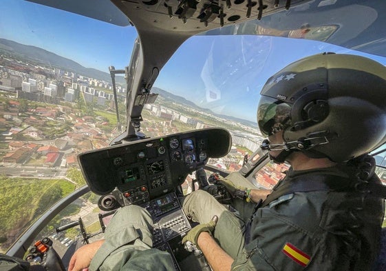 El helicóptero de la unidad sobrevuela Vitoria.