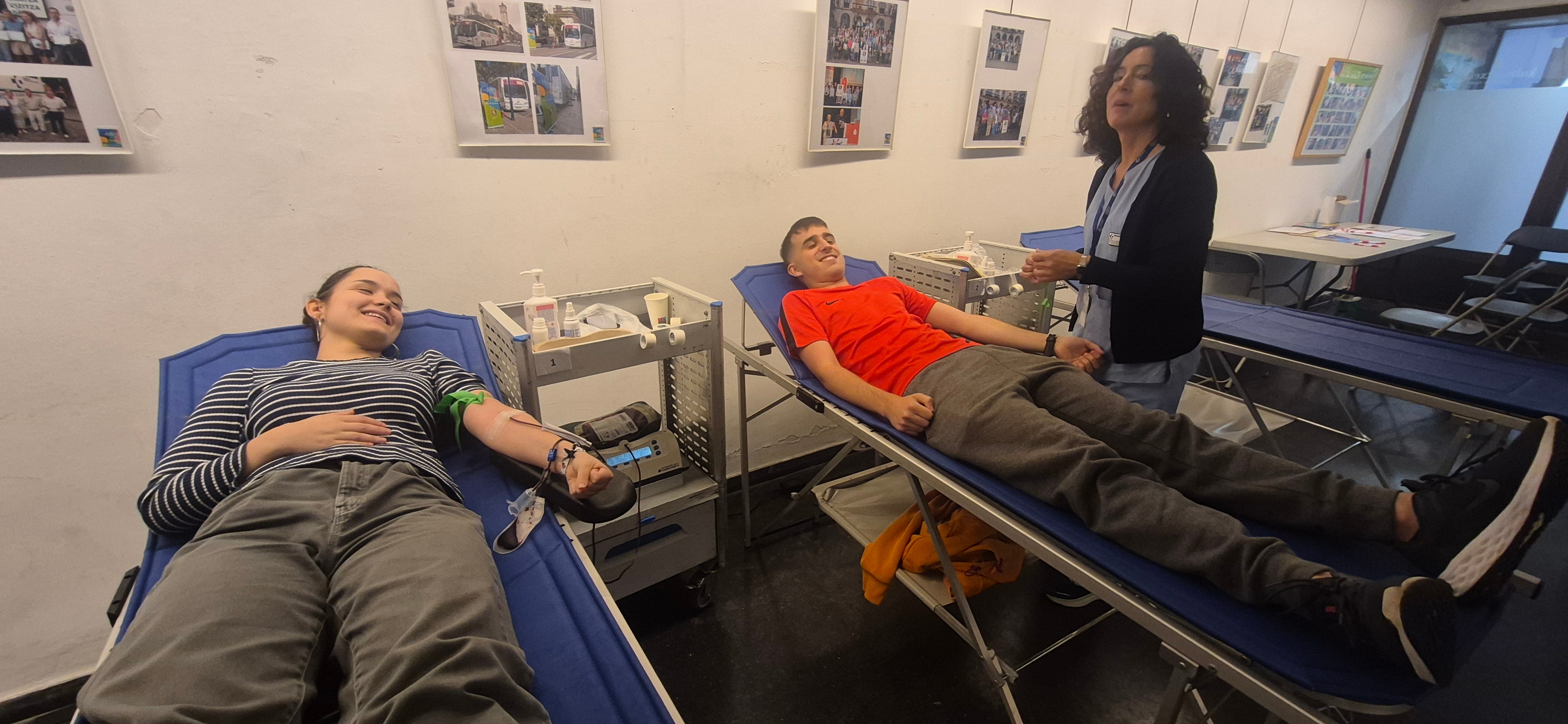 Dos jóvenes de Gernika se acercaron ayer a donar sangre a la sala improvisada en el centro de exposiciones Elai Alai de la villa foral.