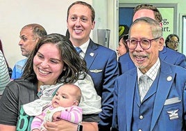 Amparo mece a Sofía, junto a un copiloto y un auxiliar en Newark.