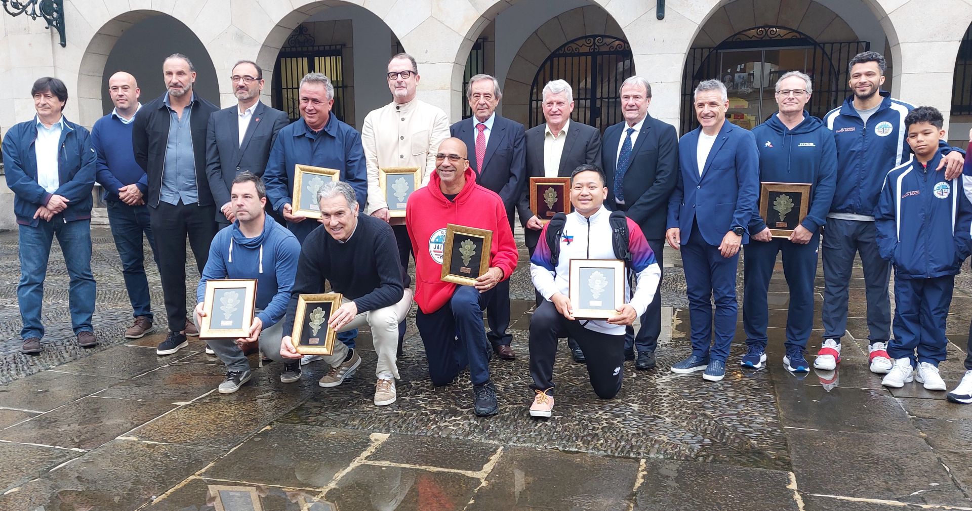 Representantes institucionales junto a los miembros de la junta directiva de la Federación Internacional y las delegaciones participantes, frente al Ayuntamiento de Gernika.