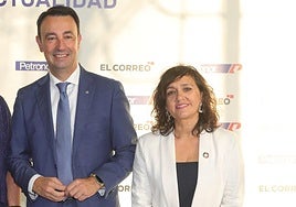 Guijarro, junto al vicelehendakari, Mikel Torres.