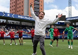 Ibai Gómez celebra en Ipurua el ascenso del Arenas a Primera RFEF.