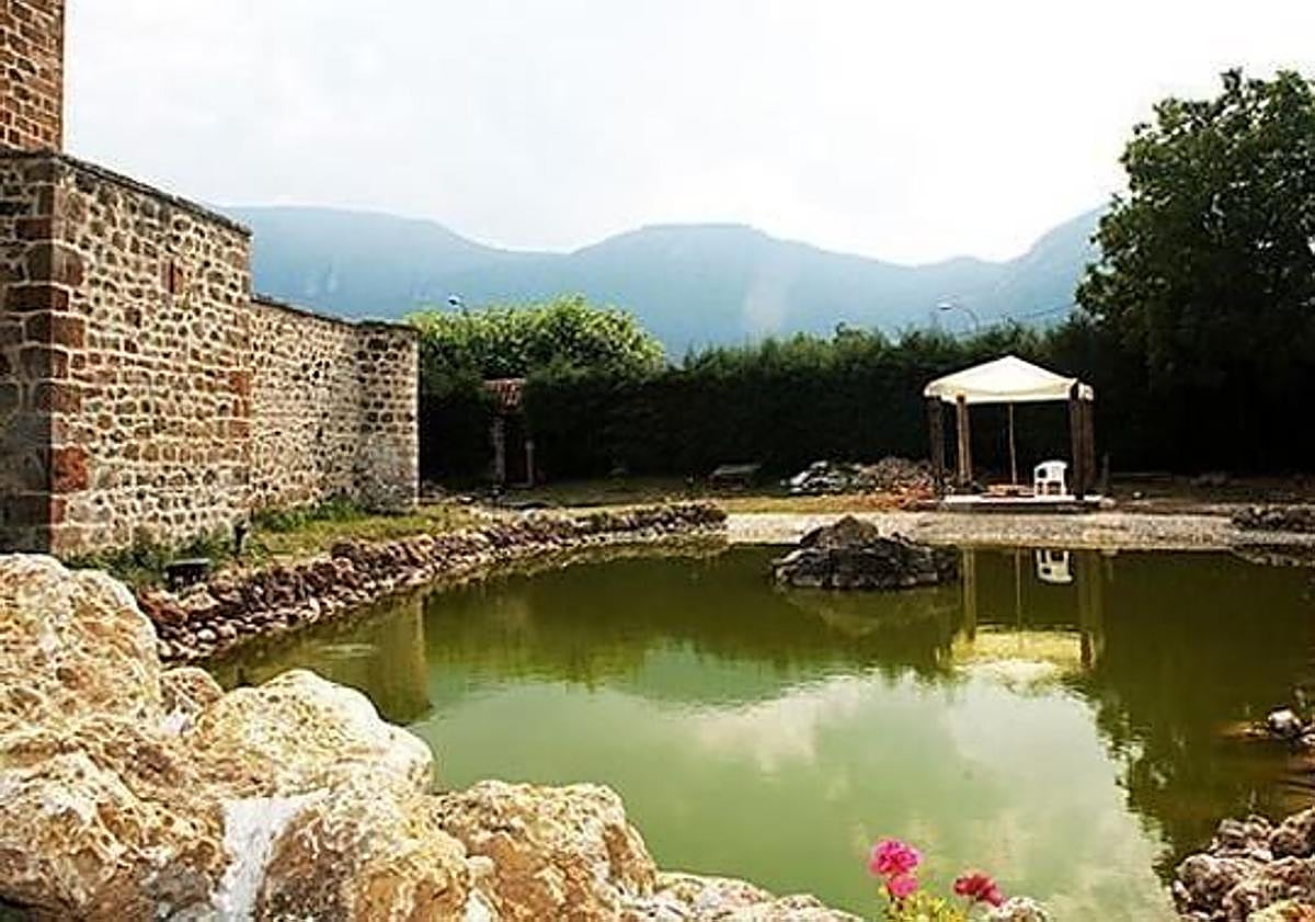 Imagen principal - Una pareja de neoyorquinos compra un castillo medieval en las Merindades