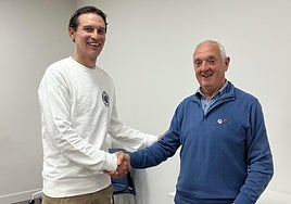 Jon Vázquez Eguskiza, izquierda, y 'Mitxelo' tras la asamblea del Santutxu.