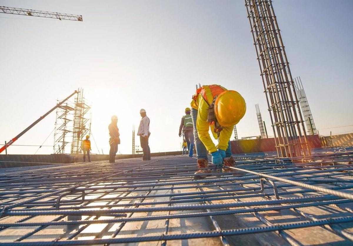 Personas extranjeras trabajando en una construcción.